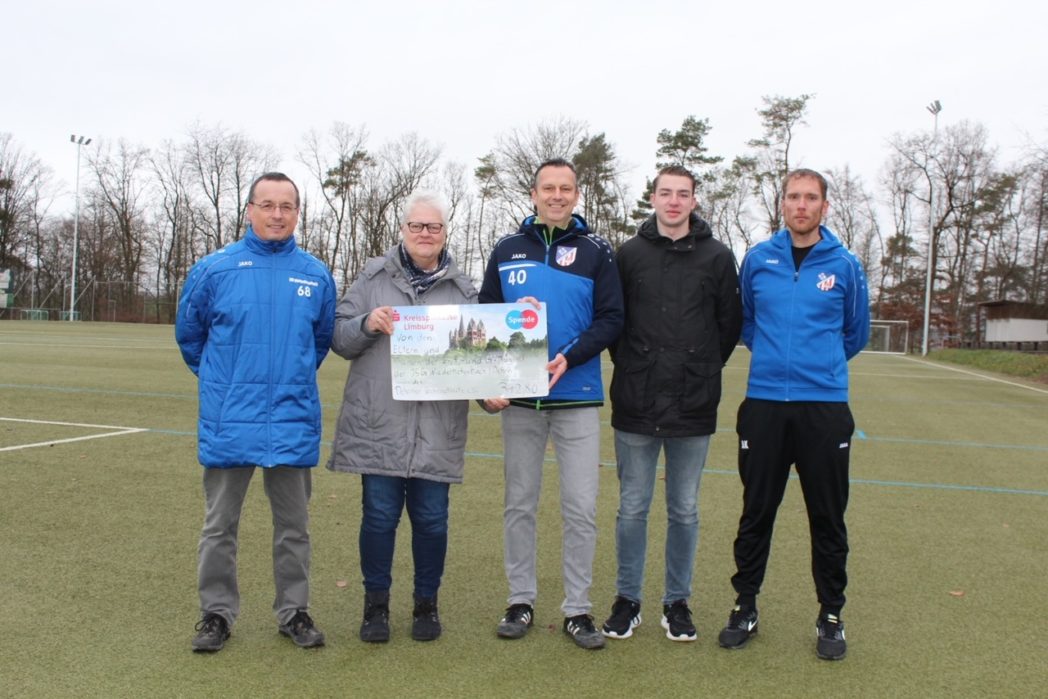 Spendenübergabe der Fußballer aus Niedertiefenbach und Dehrn an Gabi Vitt